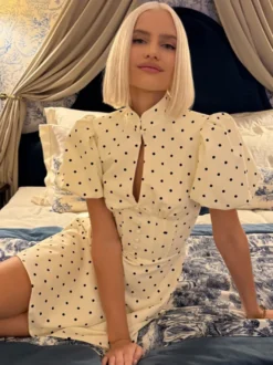 Robe mini évasée à pois col mandarin et manches bouffantes idéale pour un rendez-vous galant
