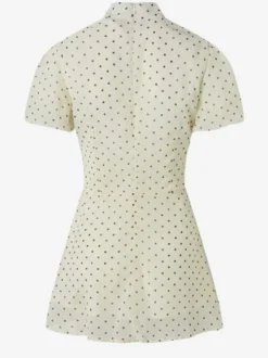 Robe mini évasée à pois col mandarin et manches bouffantes idéale pour un rendez-vous galant