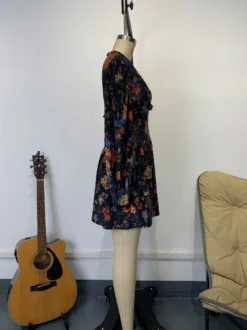 Robe mini vintage à imprimé floral taille smockée col en V et manches longues pour femme 2026