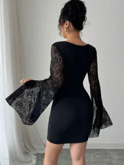 Robe moulante mini à col carré manches longues évasées en dentelle collection femme 2026