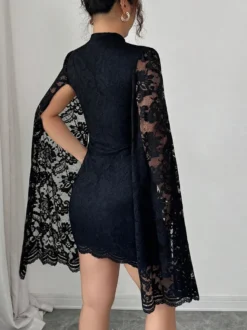 Robe moulante mini en dentelle florale à manches cape et col montant pour femme 2026