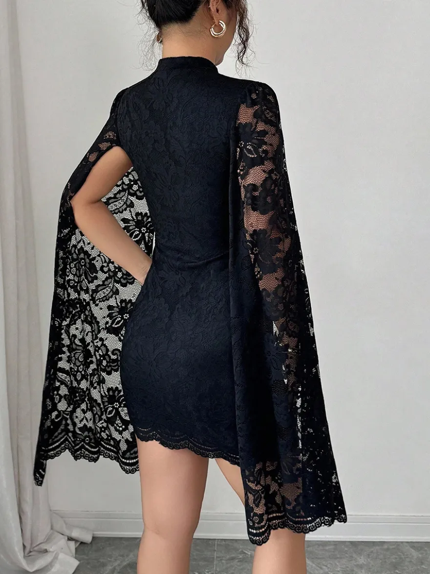 Robe moulante mini en dentelle florale à manches cape et col montant pour femme 2026