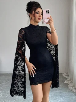 Robe moulante mini en dentelle florale à manches cape et col montant pour femme 2026