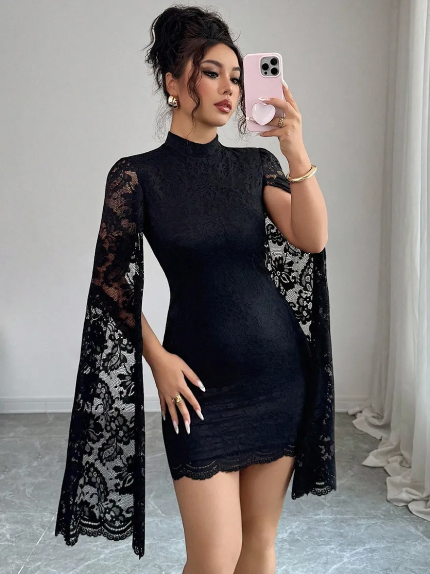 Robe moulante mini en dentelle florale à manches cape et col montant pour femme 2026