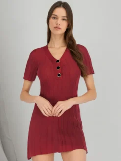Robe moulante mini en maille boutonnée à col V et manches courtes idéale pour tous les jours.