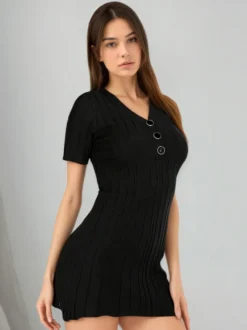 Robe moulante mini en maille boutonnée à col V et manches courtes idéale pour tous les jours.