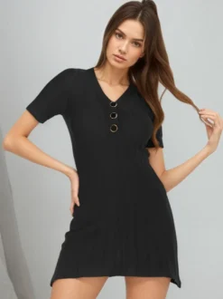 Robe moulante mini en maille boutonnée à col V et manches courtes idéale pour tous les jours.