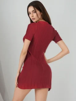 Robe moulante mini en maille boutonnée à col V et manches courtes idéale pour tous les jours.
