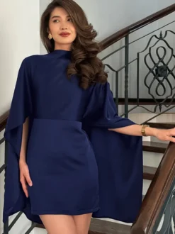 Robe moulante mini à manches cape en satin et col montant pour femme 2026