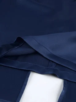 Robe moulante mini à manches cape en satin et col montant pour femme 2026
