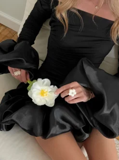 Robe moulante mini à épaules dénudées ourlet bouffant et froncée manches longues collection femme 2026
