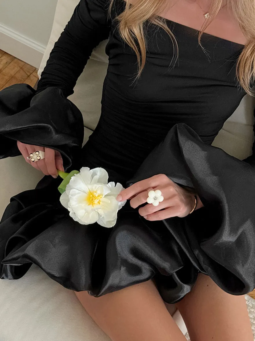 Robe moulante mini à épaules dénudées ourlet bouffant et froncée manches longues collection femme 2026