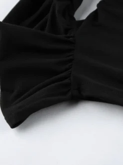 Robe moulante mini à épaules dénudées ourlet bouffant et froncée manches longues collection femme 2026