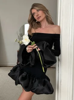 Robe moulante mini à épaules dénudées ourlet bouffant et froncée manches longues collection femme 2026