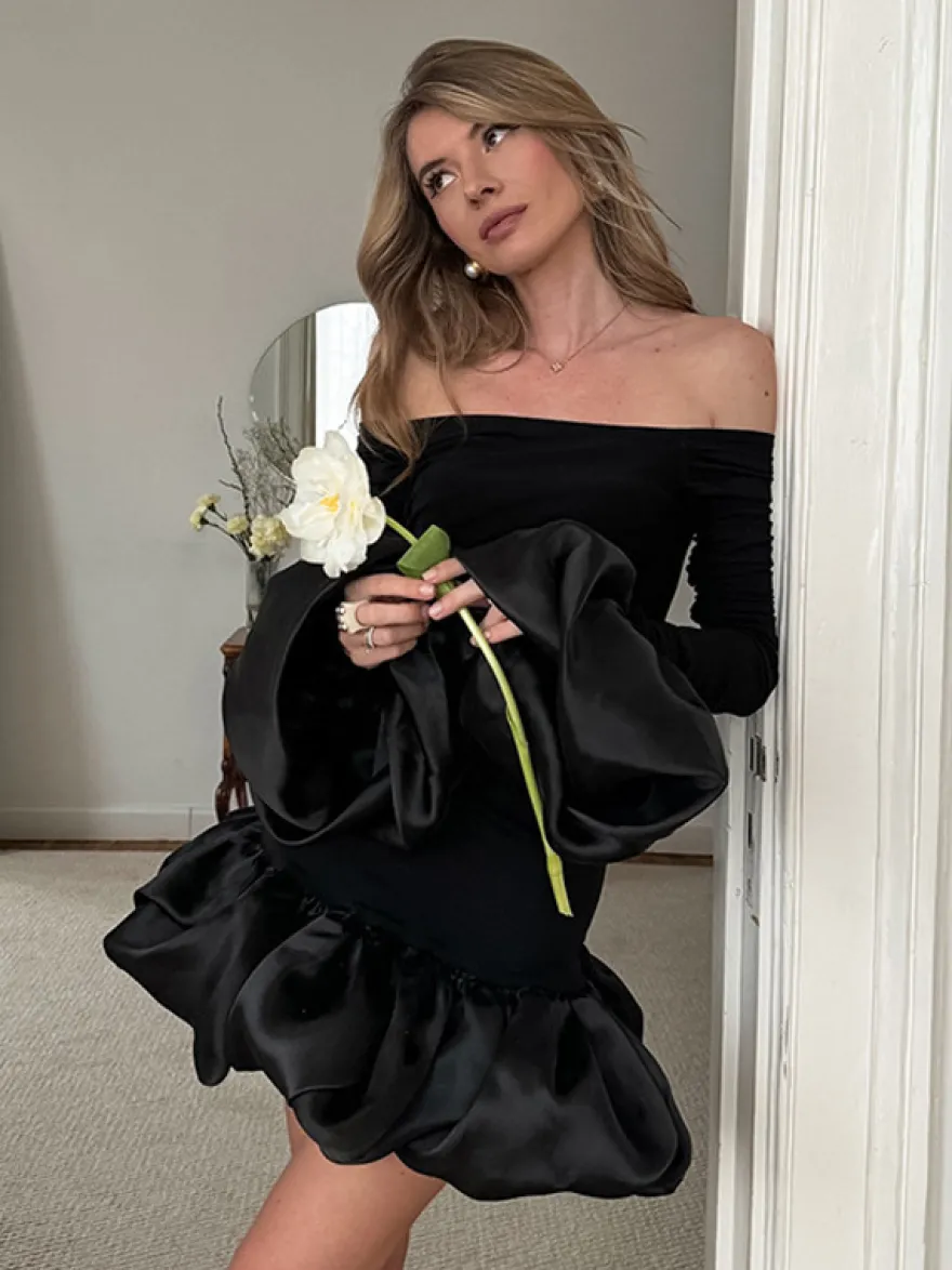 Robe moulante mini à épaules dénudées ourlet bouffant et froncée manches longues collection femme 2026