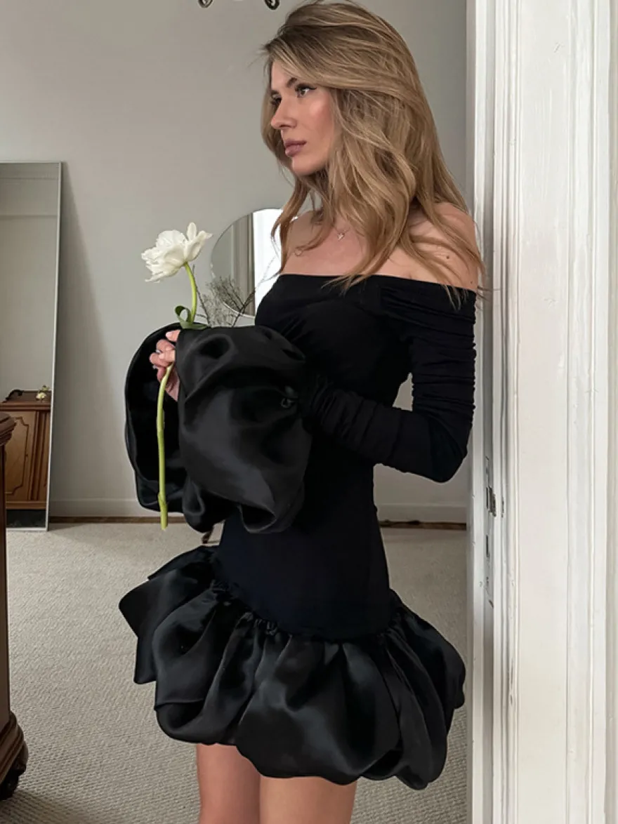 Robe moulante mini à épaules dénudées ourlet bouffant et froncée manches longues collection femme 2026