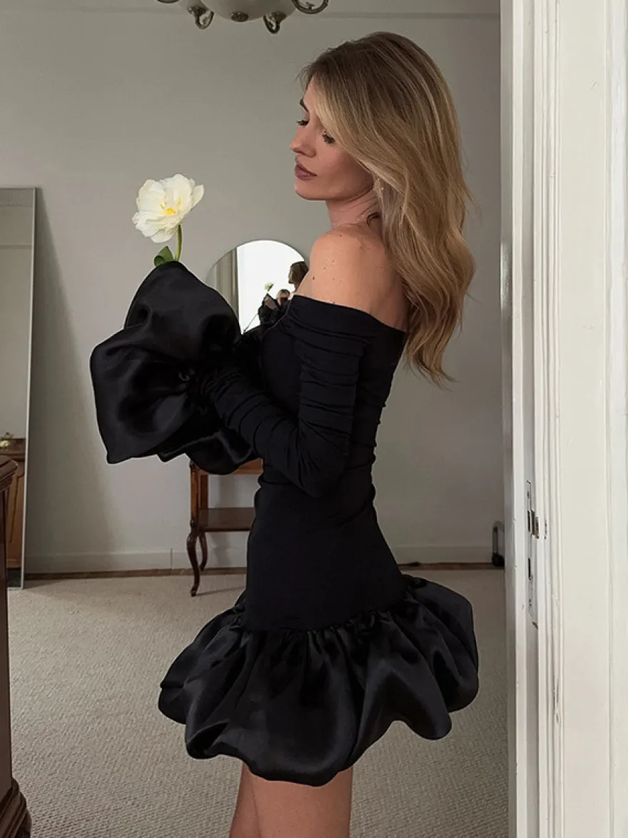 Robe moulante mini à épaules dénudées ourlet bouffant et froncée manches longues collection femme 2026