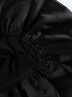 Robe moulante mini à épaules dénudées ourlet bouffant et froncée manches longues collection femme 2026