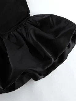 Robe moulante mini à épaules dénudées ourlet bouffant et froncée manches longues collection femme 2026