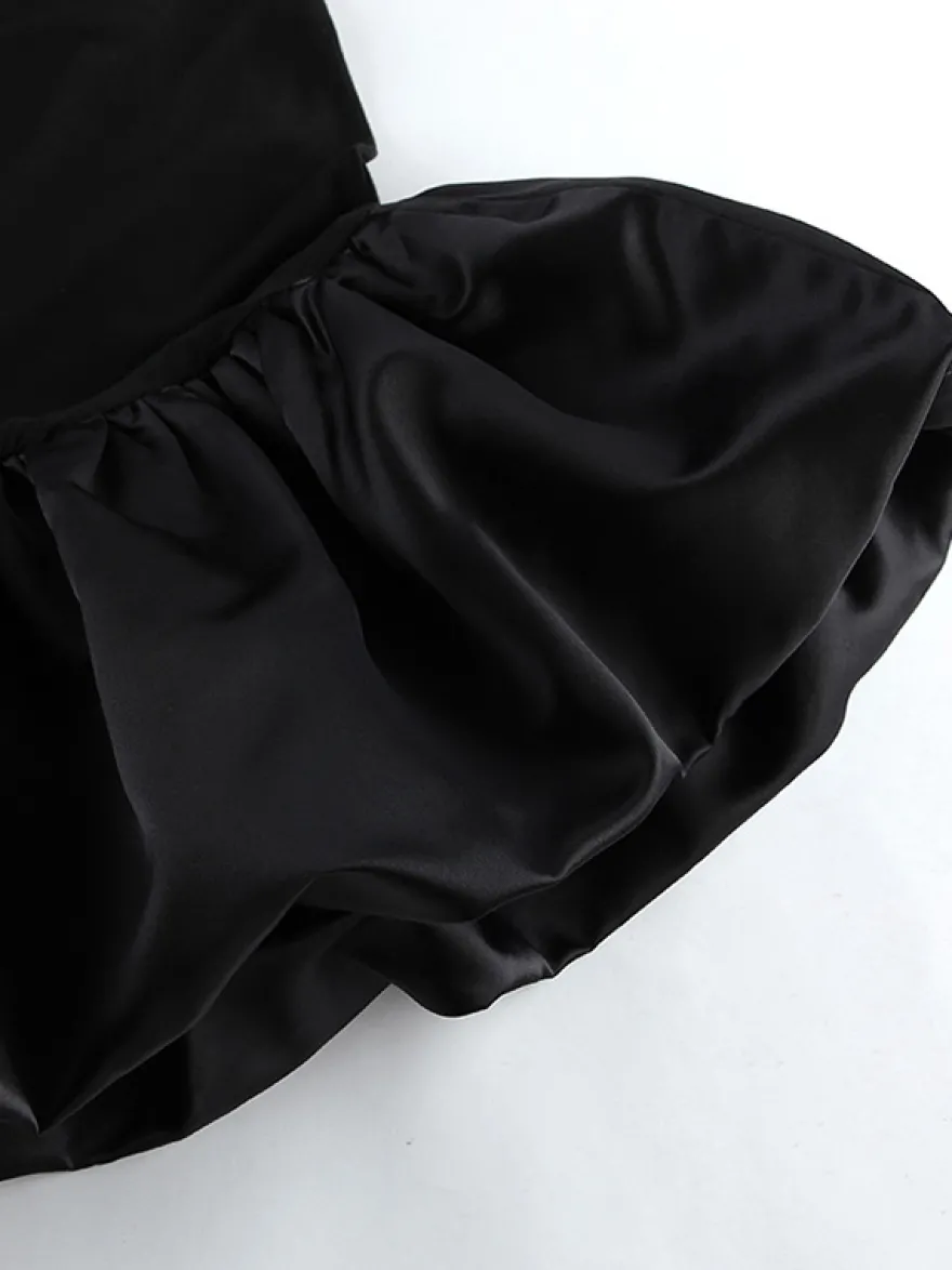 Robe moulante mini à épaules dénudées ourlet bouffant et froncée manches longues collection femme 2026