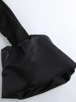 Robe moulante mini à épaules dénudées ourlet bouffant et froncée manches longues collection femme 2026
