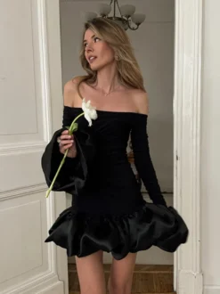 Robe moulante mini à épaules dénudées ourlet bouffant et froncée manches longues collection femme 2026