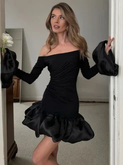 Robe moulante mini à épaules dénudées ourlet bouffant et froncée manches longues collection femme 2026