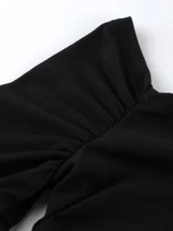 Robe moulante mini à épaules dénudées ourlet bouffant et froncée manches longues collection femme 2026