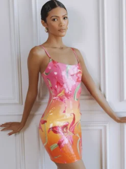 Robe moulante rose sans manches à sequins et bretelles sexy pour une soirée romantique. Robe midi moulante à bretelles fines et décolleté plongeant.