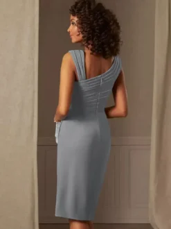 Robe mère de la mariée décolleté sans manches coupe trapèze plissée pour les invités de mariage