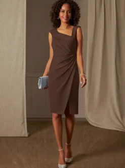 Robe mère de la mariée décolleté sans manches coupe trapèze plissée pour les invités de mariage