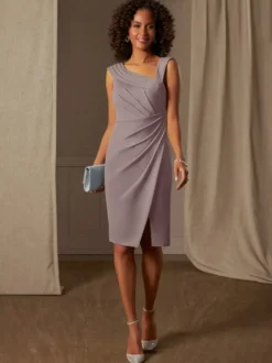 Robe mère de la mariée décolleté sans manches coupe trapèze plissée pour les invités de mariage