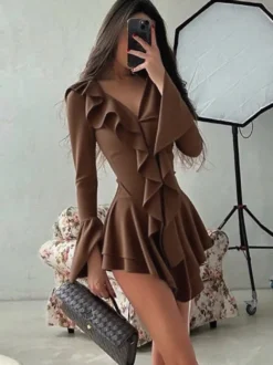 Robe noire chic à bretelles courtes volants manches longues col en V et manches évasées idéale pour un rendez-vous galant.