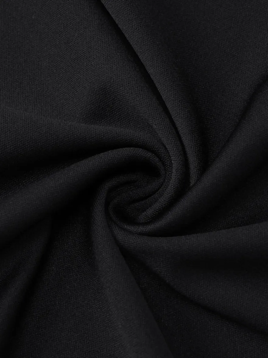 Robe noire chic à manches longues et mini bicolore épaules dénudées idéale pour un rendez-vous galant.