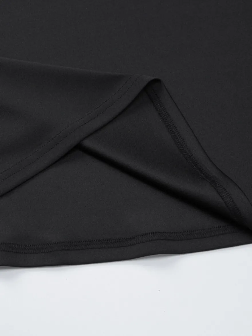 Robe noire chic à manches longues et mini bicolore épaules dénudées idéale pour un rendez-vous galant.