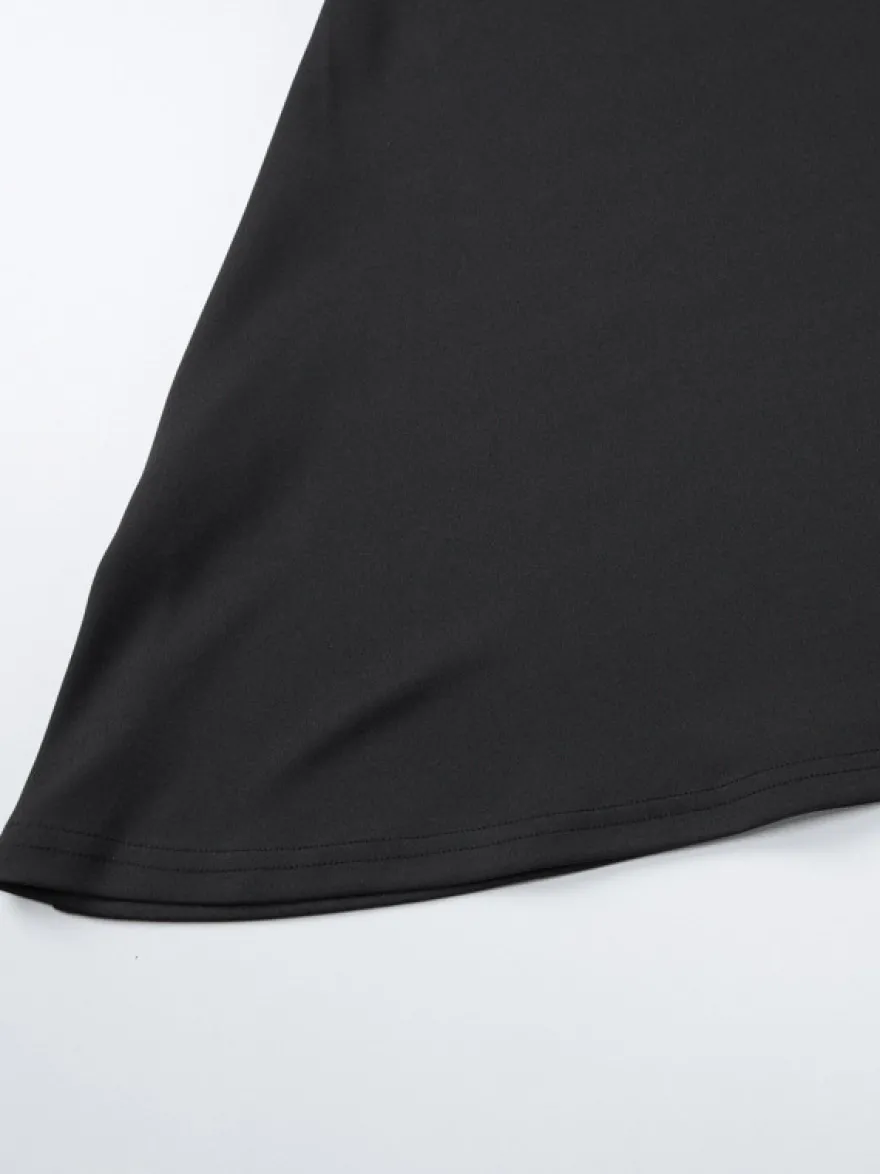 Robe noire chic à manches longues et mini bicolore épaules dénudées idéale pour un rendez-vous galant.
