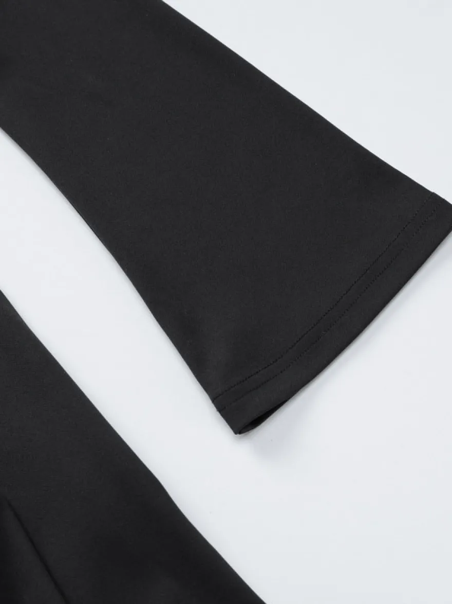Robe noire chic à manches longues et mini bicolore épaules dénudées idéale pour un rendez-vous galant.