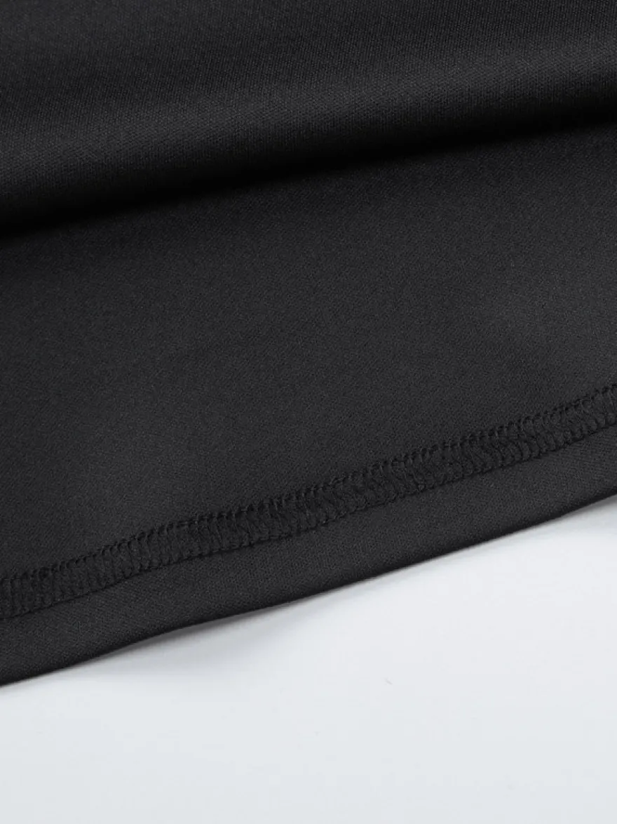 Robe noire chic à manches longues et mini bicolore épaules dénudées idéale pour un rendez-vous galant.