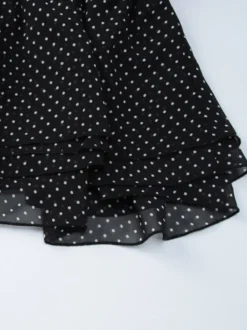 Robe noire décontractée mini plissée à manches longues et col en V pour une soirée en amoureux