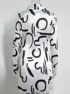 Robe noire élégante à manches longues et coupe asymétrique idéale pour tous les jours.
