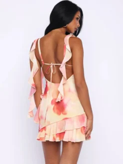 Robe orange chic mini dos nu à volants et fines bretelles à imprimé floral et col en V idéale pour une soirée en amoureux.