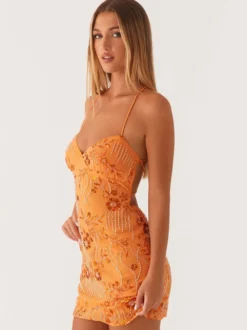 Robe orange cintrée et élégante ornée de sequins floraux parfaite pour les fêtes