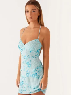 Robe orange cintrée et élégante ornée de sequins floraux parfaite pour les fêtes