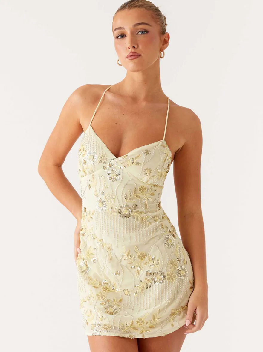 Robe orange cintrée et élégante ornée de sequins floraux parfaite pour les fêtes