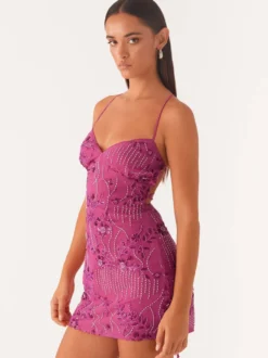 Robe orange cintrée et élégante ornée de sequins floraux parfaite pour les fêtes