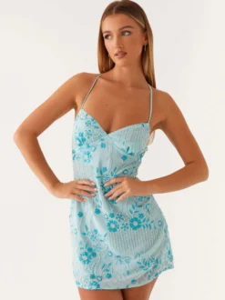 Robe orange cintrée et élégante ornée de sequins floraux parfaite pour les fêtes