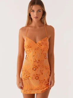 Robe orange cintrée et élégante ornée de sequins floraux parfaite pour les fêtes