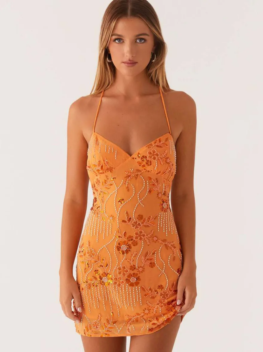 Robe orange cintrée et élégante ornée de sequins floraux parfaite pour les fêtes