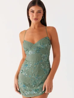 Robe orange cintrée et élégante ornée de sequins floraux parfaite pour les fêtes