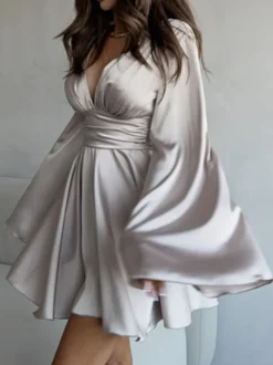 Robe patineuse en satin à col en V profond et manches longues en cloche plissée mini robe trapèze sexy pour femmes 2026